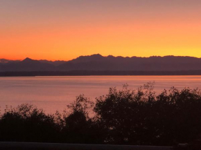1-Bedroom Seaview Guesthouse on Seattle Luxury Estate with Views of Olympic Mountains